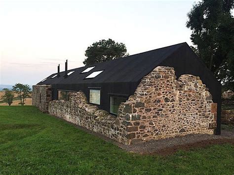 Bei 400 qm grundstücksgröße sind es nur 160 qm grundfläche vom haus. Ein modernes Haus in Schottland nutzt die Ruinen seines ...