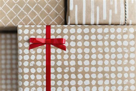 6 Eco Friendly Wrapping Paper Ideas For Your Holiday Ts Brightly