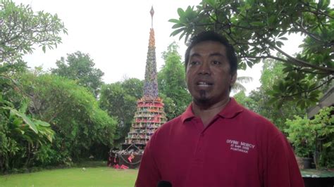 Pohon natal setinggi kurang lebih 10 meter ini dibuat dari bahan daur ulang botol dan kain perca, mengangkat nuansa nusantara, ucap kepala biro pendidikan dan mental spiritual provinsi dki jakarta, hendra hidayat, dalam keterangannya. Pohon Natal Dari Sepatu Bekas - YouTube