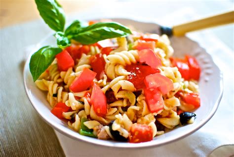 En semana santa, tal y como acostumbra la tradición, es muy común que se consuman comidas que tienen al pescado como base. Cómo preparar una ensalada de pasta y atún