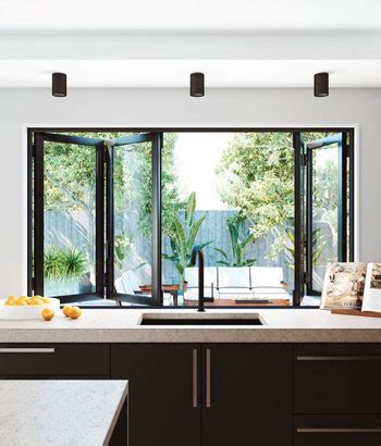 Teras dan taman belakang yang cantik dengan jalan setapak. Inspirasi Desain Jendela Rumah Minimalis Modern - Blog Unik