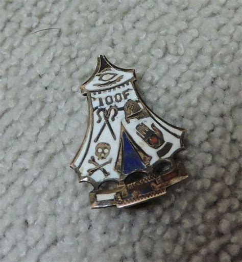 A White And Blue Pin With The Word Hoof On It Sitting On A Gray Surface