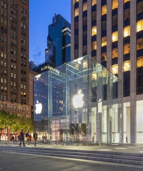 Apples Famous Cube Store Re Opens On New Yorks Fifth Avenue