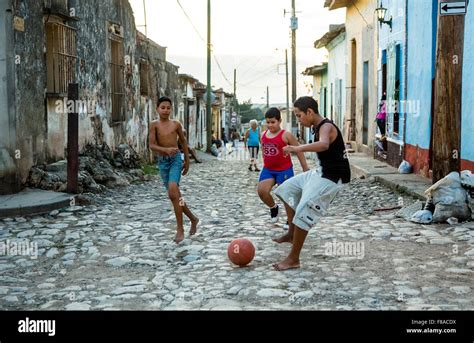 Niños Jugando Al Fútbol En La Calle De La Trinidad El Pavimento De