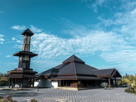 Di sini anda berkesempatan untuk menyaksikan pemandangan di atas bukit yang dibentangkan dengan pemandangan laut yang indah. 15 Tempat Menarik Di Kelantan Yang Best Untuk Korang Jalan ...