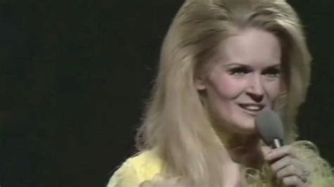 Lynn Anderson Performs Rose Garden On Totp In 1971 Bbc News