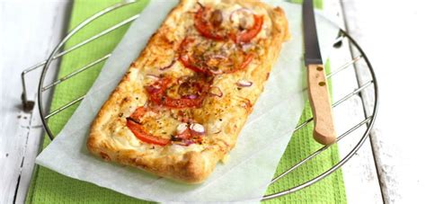 Hartige taart van croissantdeeg met creme fraiche en tomaat