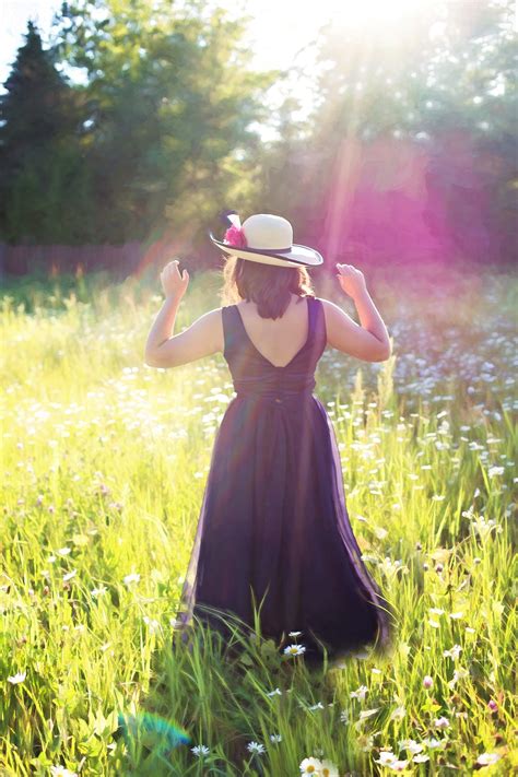 무료 이미지 자연 잔디 햇빛 목초지 꽃 여름 갈색 머리의 어린 녹색 가을 로맨스 레이디 드레스 행복