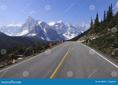 Road To Moraine Lake Stock Image Image Of Journey Clouds 24199491