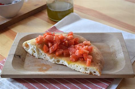 Preparare in casa l'impasto per la pizza è semplice anche per chi è alle prime armi in cucina: Pinsa romana Bimby TM31 | TM5 | TM6 soffice e gustosa