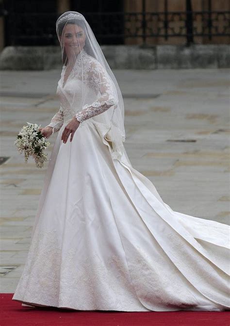 Już wiemy, dlaczego księżna kate podczas chrztów swoich dzieci za każdym razem. Księżna Kate miała dwie suknie ślubne! Zobaczcie, jak ...