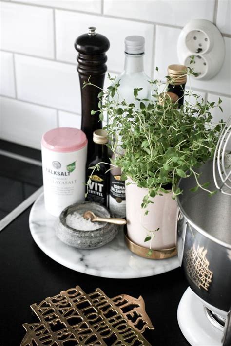 Classic touch small hammered round tray. Pin på home details