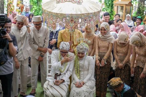 Wedding service mawar wedding service salah satu penyedia jasa pernikahan yang menjadi tempat dimana segala kebutuhan pernikahan calon perngantin tersedia kami wedding organizer bandung siap membantu anda mewujudkan pernikahan terbaik yang akananda kenang dalam hidup anda. Harga Sewa Gedung Pernikahan di Bandung | Ponyo Resto ...