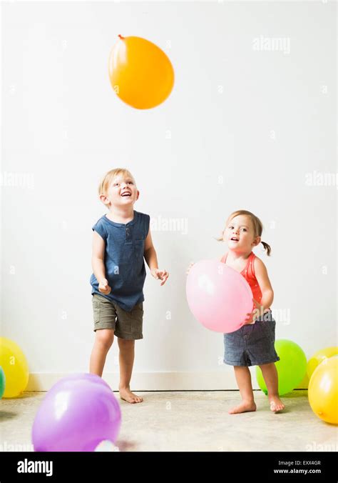Niños Jugando Con Globos Fotos E Imágenes De Stock Alamy