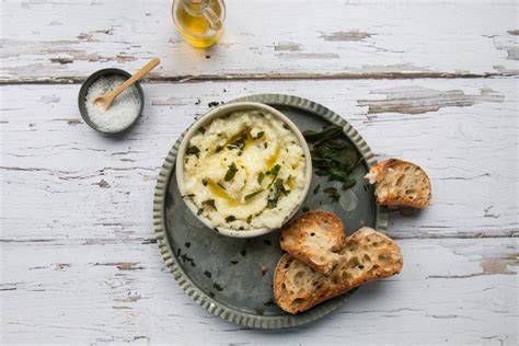 Feine rezepte, praktische küchenhelfer, tolle dekoideen und vieles mehr. Mashed Blumenkohl mit frittiertem Salbei - Rezepte | fooby.ch