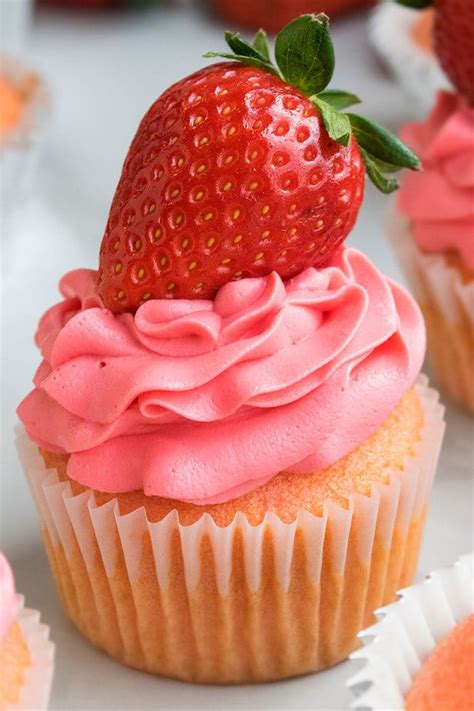 What are good cake recipe for strawberries? Strawberry Cupcakes {Soft & Moist} - CakeWhiz
