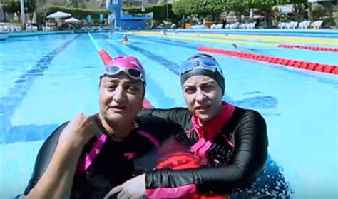 رد ناري من الإعلامية المحجبة دعاء فاروق على منتقدي ملابسها في حمام السباحة