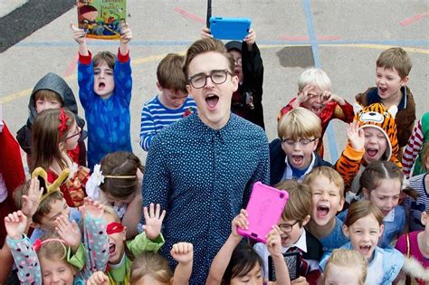 Tom fletcher has a way to tell the story without speaking down to children. Tom And Giovanna Fletcher Read Books to Baby Bump