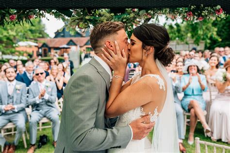 First Kiss At Wedding Photography Funny Wedding Pictures Wedding