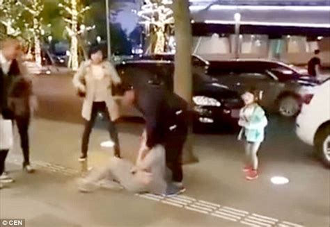 video brutal banget pria ini siksa istrinya di jalanan disaksikan anaknya yang menangis