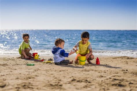 Groupe D Enfants Jouant Avec Des Jouets De Plage Image Stock Image Du