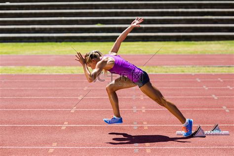 在赛道上奔跑的女运动员高清摄影大图 千库网