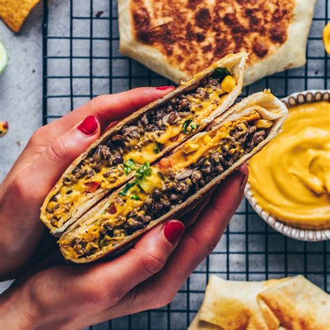 Actually, it tastes almost like the original from taco bell so you'll never know it is 100% vegan! Vegan Crunchwrap Supreme | Rezept | Crunch wrap supreme ...