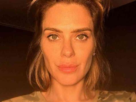 De Biquíni Carolina Dieckmann Mostra Barriga Negativa Em Selfie Ousada Famosos Entretenimento