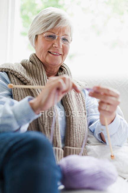 Smiling Older Woman Knitting — Knitting Needle Eyeglasses Stock