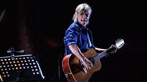 Enfant difficile, il grandit à paris entouré de ses parents et de ses sœurs. Musique : le retour de Jean-Louis Aubert