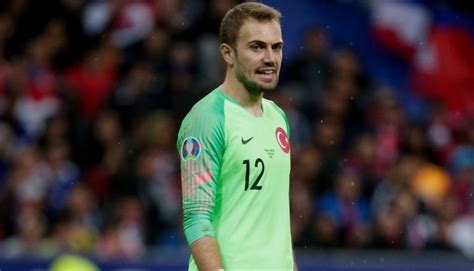 Fenerbahçe yönetimi şok bir karar alarak, altyapıdan yetişen ve 14 yıldır sarı lacivertli formayı giyen mert günok ile yollarını ayırdı. Mert Günok, Fenerbahçe'den neden ayrıldı? Antrenörü açıkladı