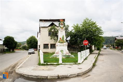 Monumentul Eroilor Din Moreni Obiective Turistice Dâmboviţa Deștepțiro