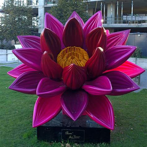 Love And Peace Flower Sculpture By Ana Tzarev In London Inspiring City