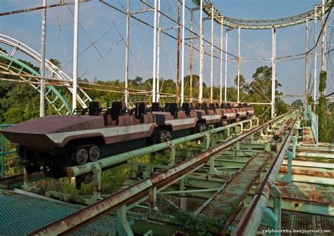 Abandoned Amusement Park In Japan 52 Pics