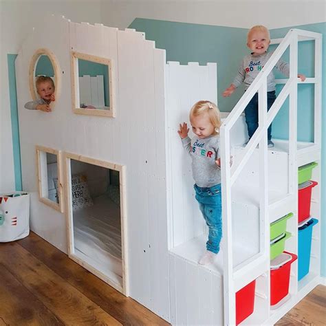 Mit den kinderhochbetten von ikea gewinnst du mehr platz im kinderzimmer sei es für geschwister oder übernachtungsgäste. DIY Baumhaus Hochbett - IKEA Kura Hack in 2020 | Bett kinderzimmer, Kleinkind zimmer, Hochbett ...