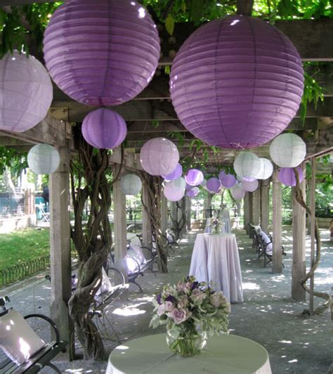 Wedding decoration ideas can still be incredibly unique on a budget. Decorating with paper lanterns | Hippojoy's Blog
