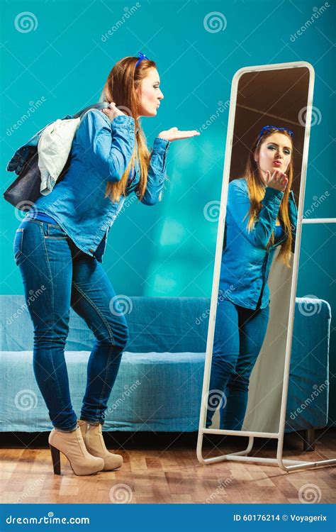Femme De Mode Portant Le Denim Bleu Devant Le Miroir Photo Stock Image Du Achats Habillement