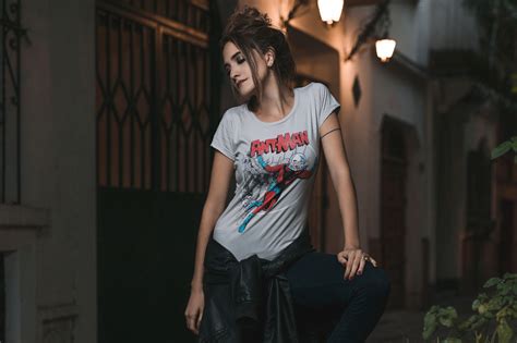 デスクトップ壁紙 モデル ブルネット ポートレート tシャツ ジーンズ レザージャケット 赤い爪 アントマン 屋外の女性 2048x1365