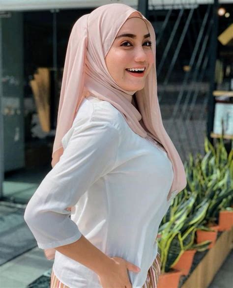 pin oleh arthur wolfgang di hijab 3 di 2020 wanita cantik wanita wanita terseksi