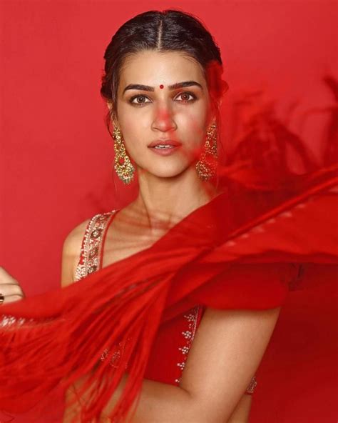 Kriti Sanon Stills In Red Saree For Housefull4 Promotions Linksind Red Saree Saree