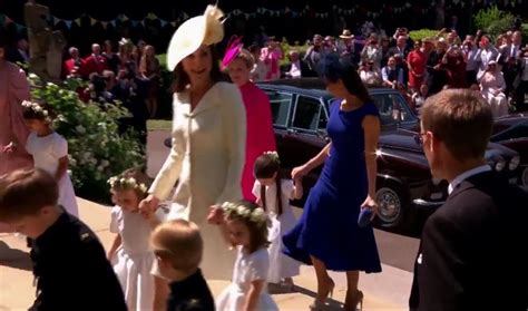 Książę wilhelm i księżna katarzyna wraz z druhnami na balkonie pałacu buckingham. Księżna Kate na ślub Harry'ego i Meghan założyła trzeci ...