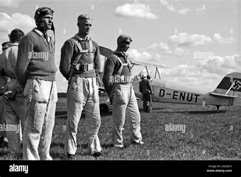 Rekruten Der Luftwaffe Der Wehrmacht Mit Dem Flugfeld Der Flieger