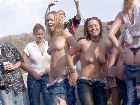 Mädchen Die Zusammen öffentliche Nacktheit Jugendliche Zeigen Ihre