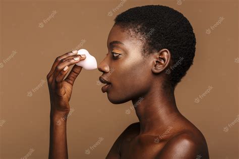 Portrait De Beauté D Une Jolie Jeune Femme Africaine à Moitié Nue Tenant Une Bouffée De