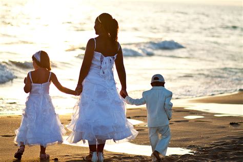 Tante idee per organizzare le nozze in riva al mare. Foto di un Matrimonio in Spiaggia a Fregene vicino Roma