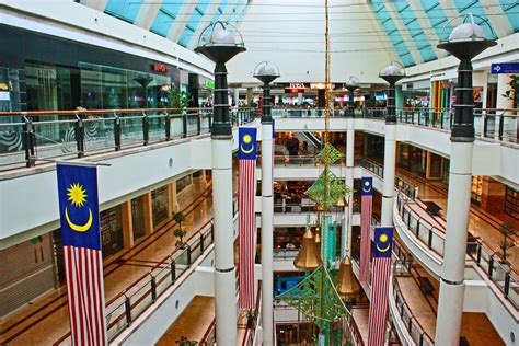 It has a nett area of 770,000 sq ft. Suria KLCC - Shopping Mall in Kuala Lumpur - Thousand Wonders