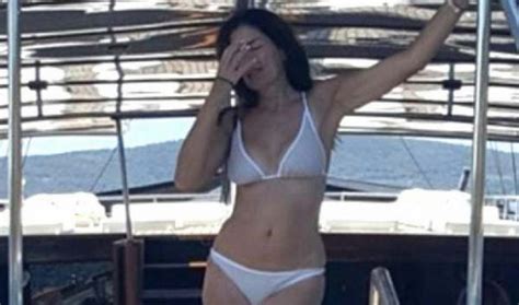 Andrea Frigerio lució su lomazo a los años postal sexy en bikini desde Croacia El Liberal
