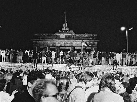 Fotos Von Feiernden Menschen Auf Und Vor Der Berliner Mauer Bei Nacht