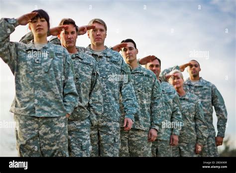 Us Soldiers Saluting Hi Res Stock Photography And Images Alamy