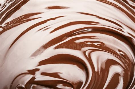 cioccolato bianco cioccolata bianca liquida fusa di versamento primo piano del turbinio liquido